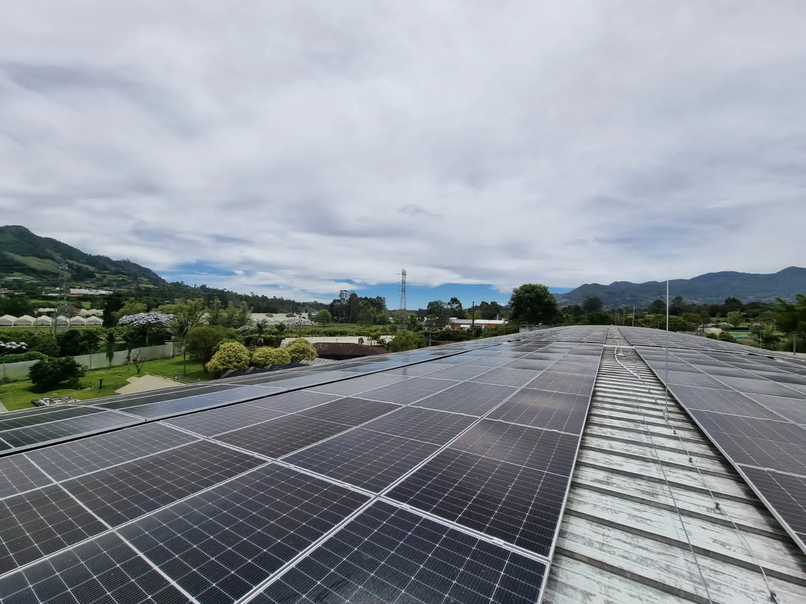Instalación solar sobre cubierta industrial con montañas al fondo