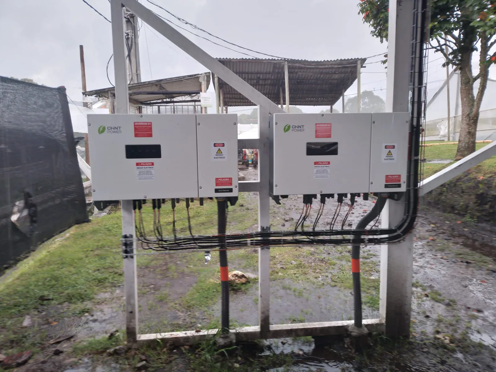 Inversores solares instalados con cableado organizado